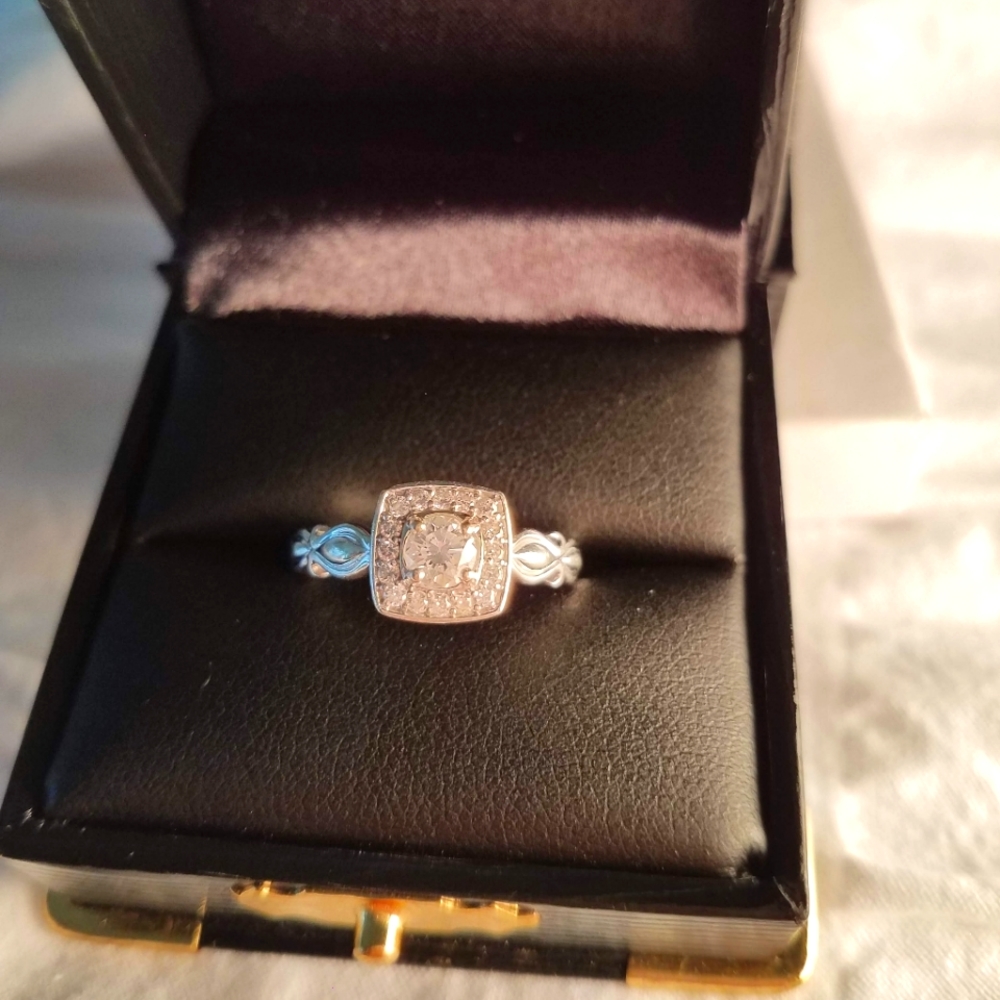 14K White Gold Ring Size 6.5